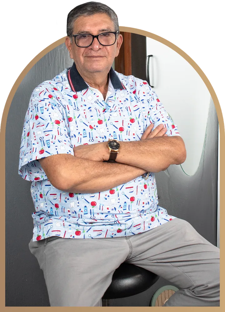 Dr. Fidel Cabrera en el consultorio Dentaless
