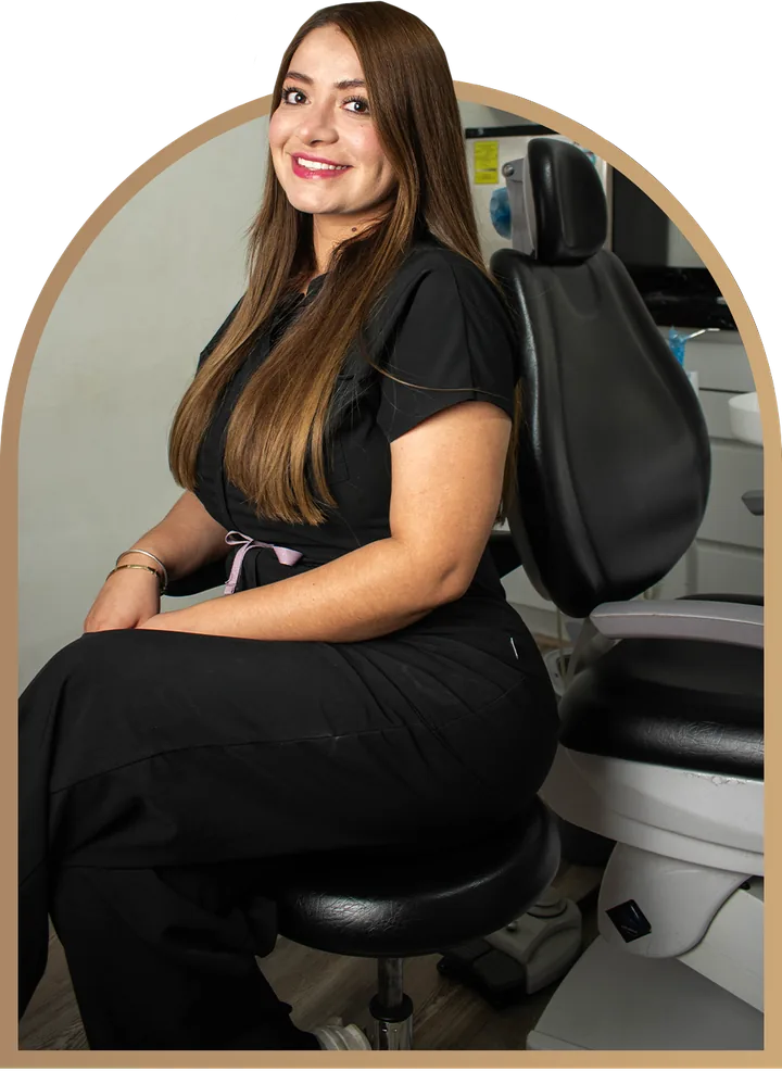 Dra. Leslie Cabrera en el consultorio Dentaless